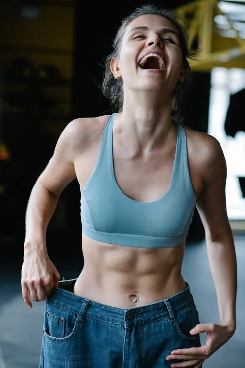 Vrouw loopt op een loopband in de fitness